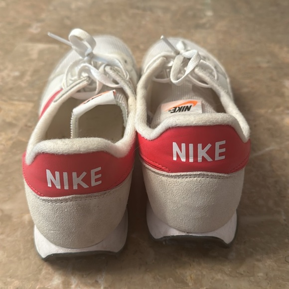 Nike - Picture 4 of 7